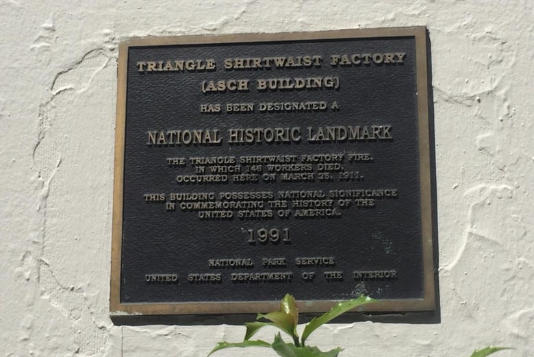 Placa conmemorativa en la antigua fábrica Triangle Shirtwaist