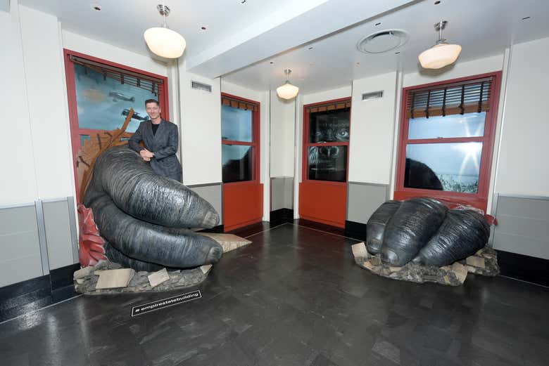 Posando en la exhibición de King Kong en el Empire State