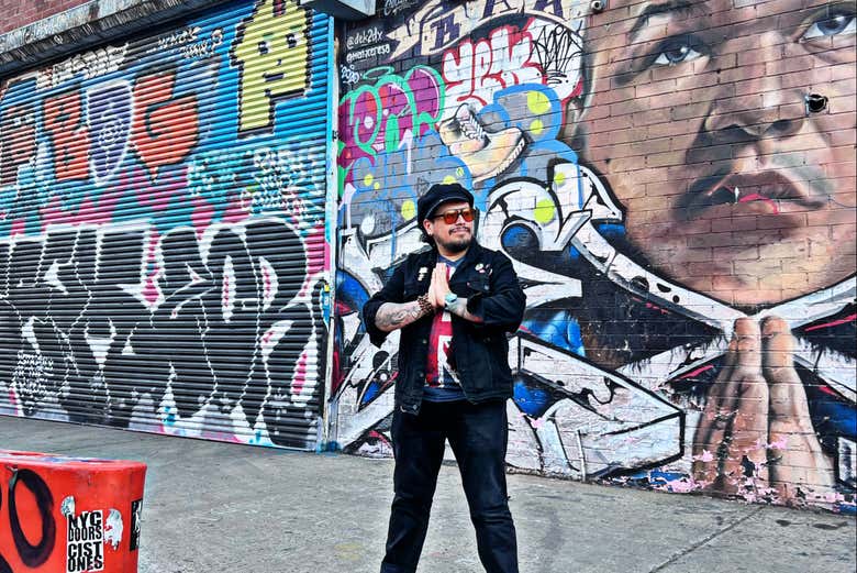 Posando em frente a um dos grafites