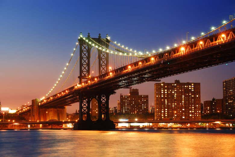 Puente de Manhattan iluminado al anochecer