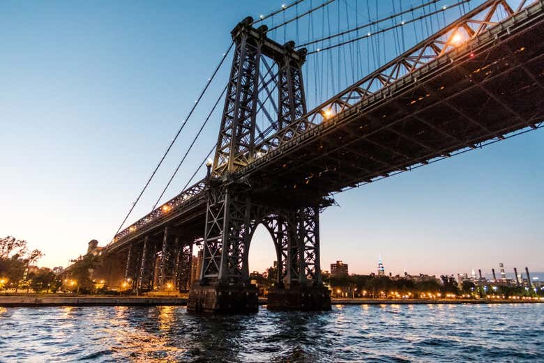 Navegad bajo los míticos puentes del skyline neoyorquino