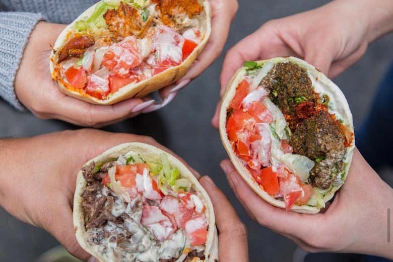 Sanduíches de falafel e shawarma em pão pita