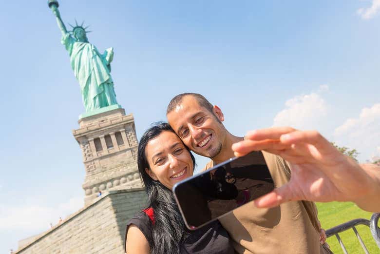 Prenez un selfie devant la statue de la Liberté