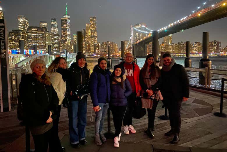 Una foto dei partecipanti con lo skyline di New York
