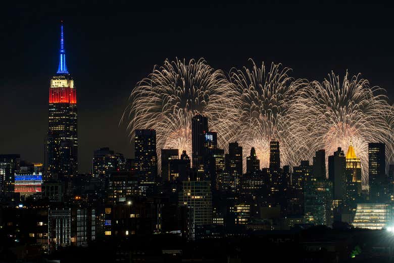 Skyline di New York illuminato con fuochi d'artificio