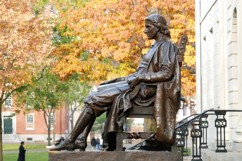 Statua di John Harvard