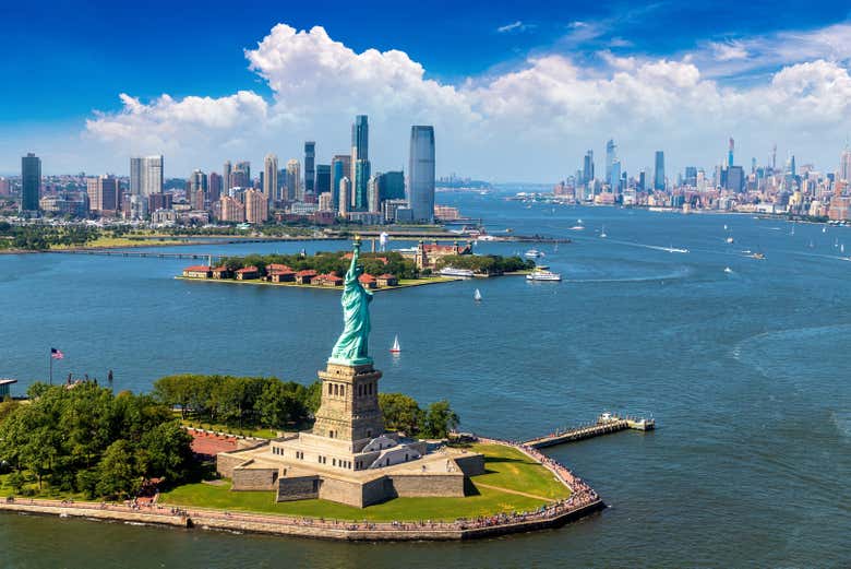 Statue de la Liberté avec les gratte-ciels de New York en fond