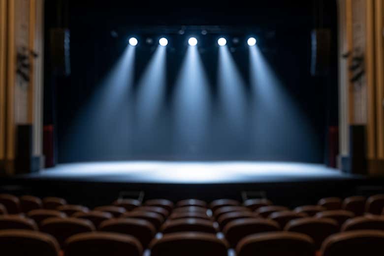 Escenario iluminado antes del show