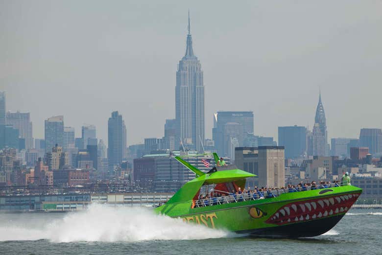 A lancha e as vistas de Manhattan