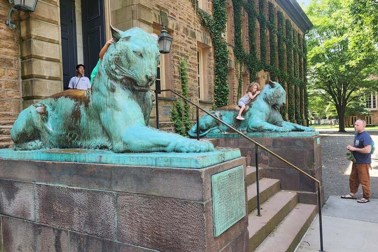 Tigres en la entrada de Nassau Hall en Princeton