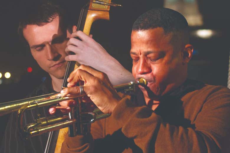 Un trompetista tocando jazz a bordo
