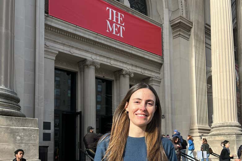 Posando en la entrada del MET
