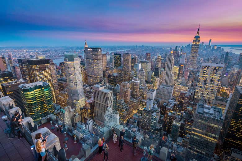 Cae la noche sobre Midtown Manhattan