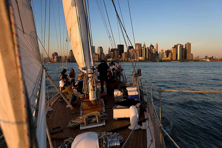 Contemplando Manhattan desde el velero al atardecer