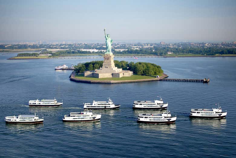 Vistas de la estatua desde el ferry