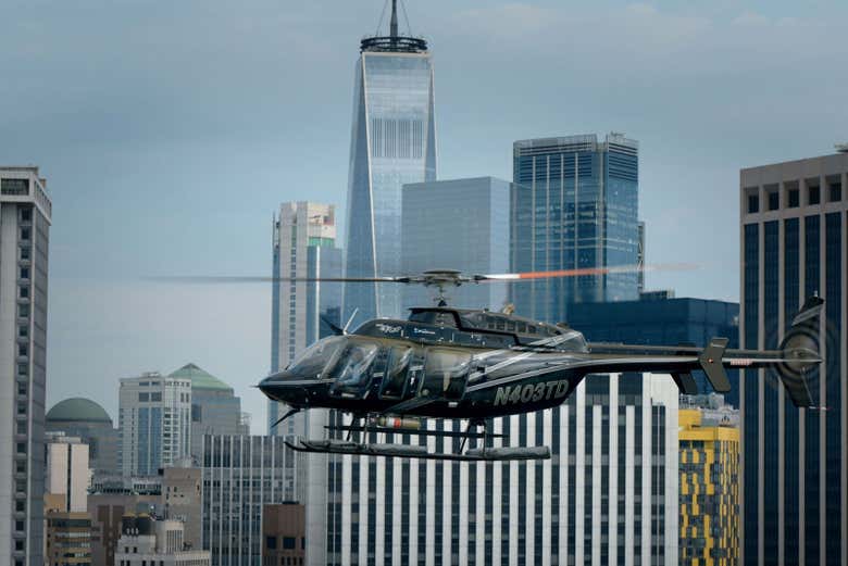 Helicóptero volando durante la actividad 