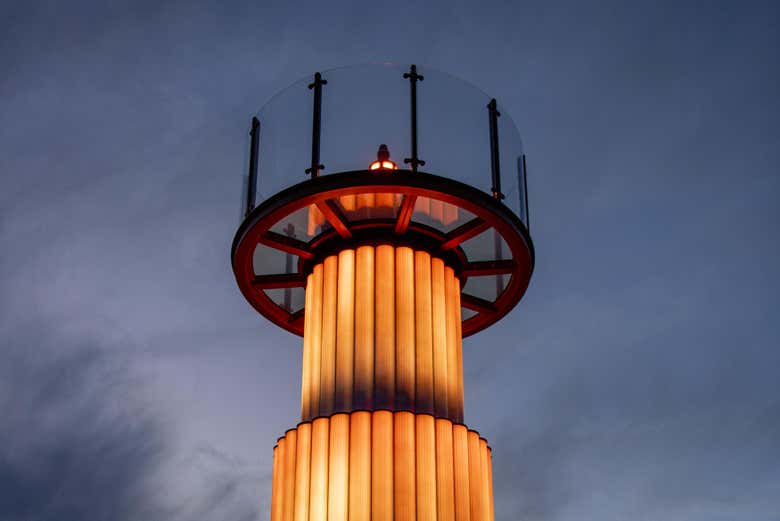 Skylift iluminado al anochecer