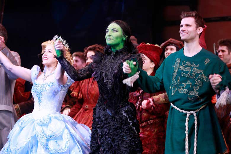 El reparto de Wicked saludando al público