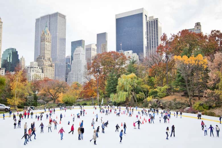 Patinando sobre el hielo en la Wollman Rink de Central Park