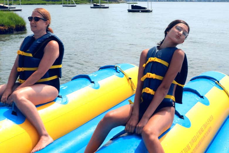 Deux filles prêtes pour une aventure en banana boat