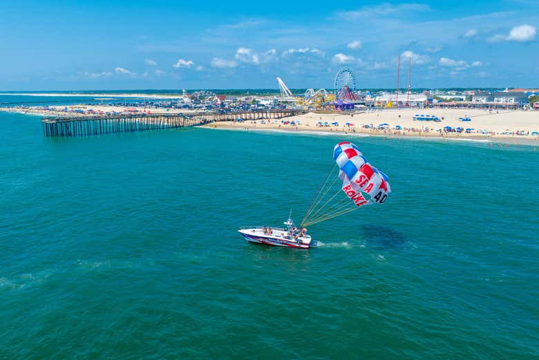 Bateau avec un parachute ascensionnel à Ocean City