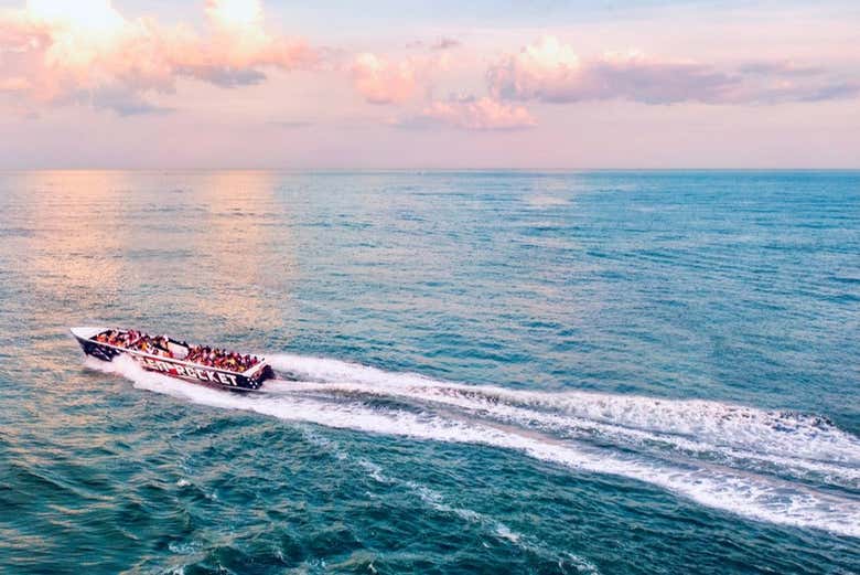 O barco navegando a toda a velocidade