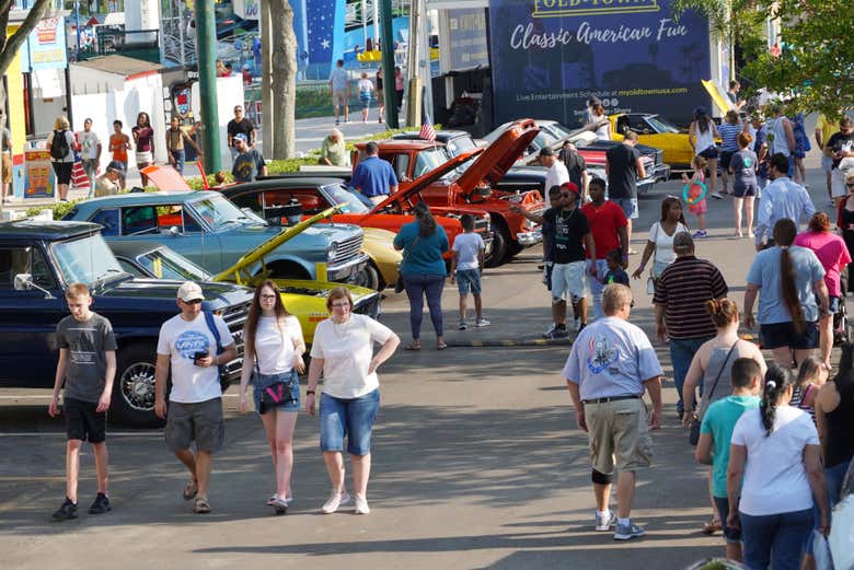 Vendo a exposição de carros antigos