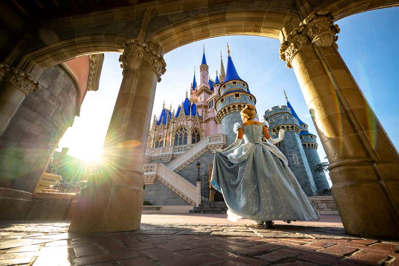 Cenicienta ante su palacio