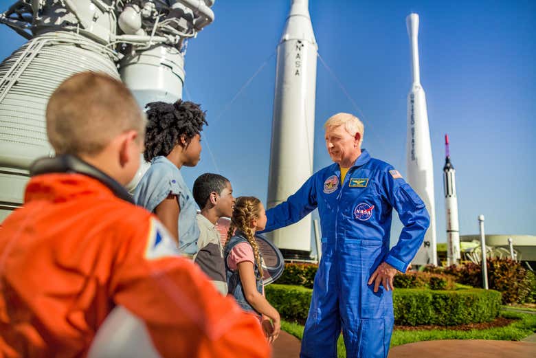 Crianças aprendendo com um astronauta