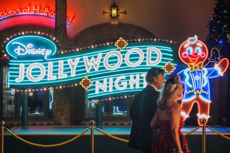 Entrada iluminada del evento Disney Jollywood Nights