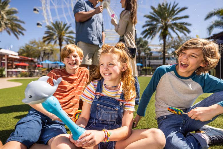 Familia disfrutando The Orlando Eye