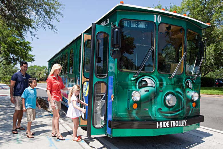 Família no trólebus turístico de Orlando