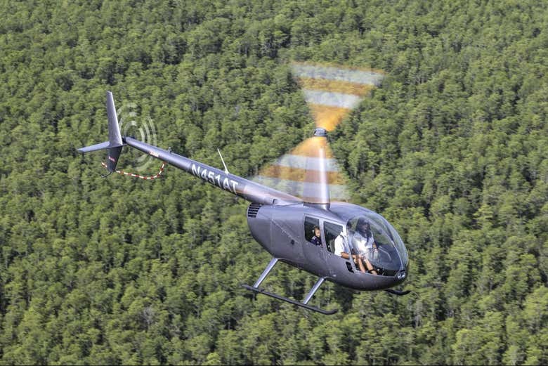 Um helicóptero sobrevoando as florestas de Orlando