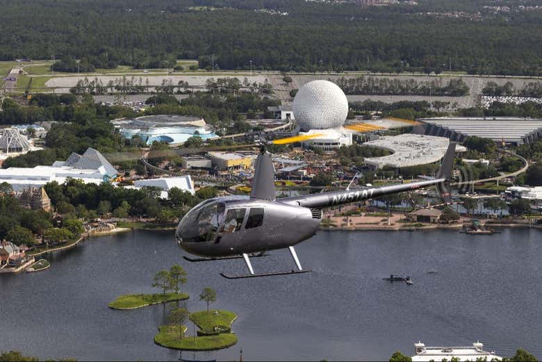 O helicóptero sobrevoando o Epcot