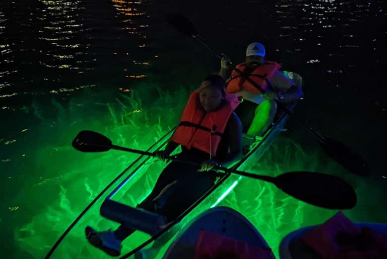 Balade en kayak transparent de nuit