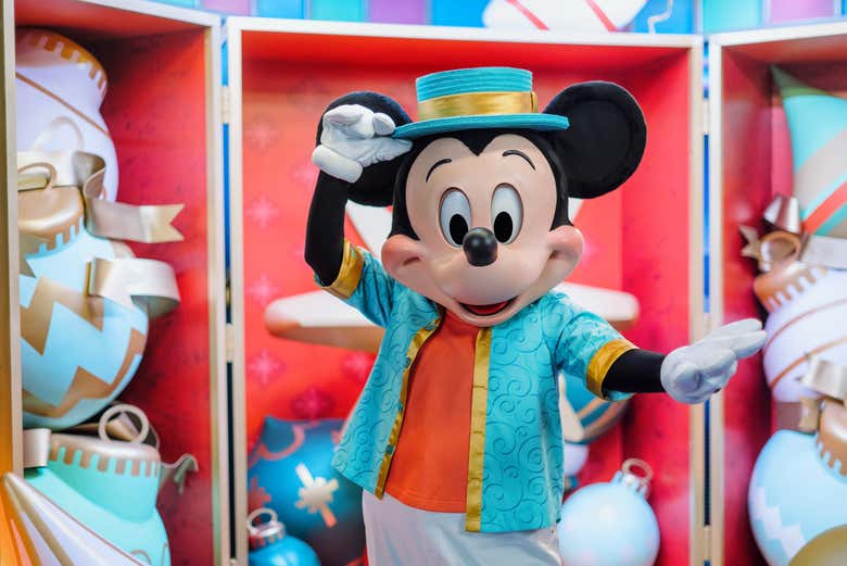 Conoced a Mickey Mouse con su elegante traje festivo