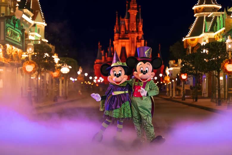 Mickey et Minnie Mouse dans leurs costumes d'Halloween