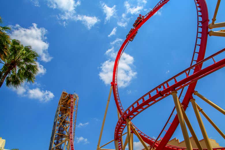 ¡Disfrutaréis de la cola rápida en vertiginosas atracciones!