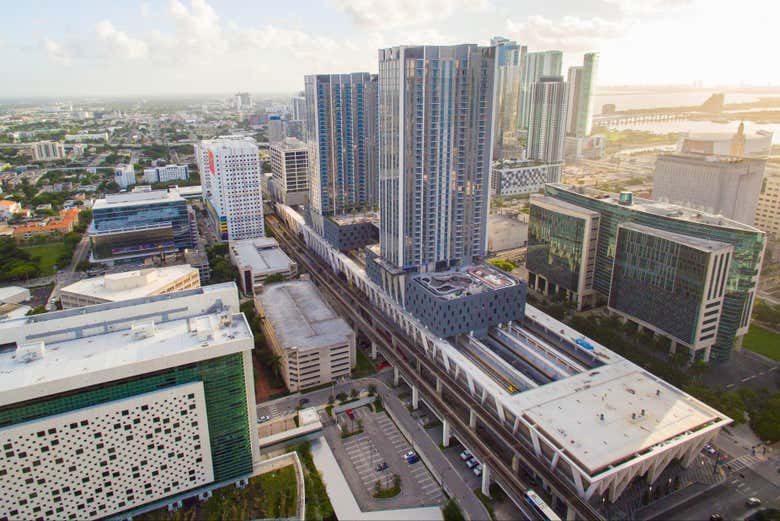 Vous arriverez à la Brightline Miami Central Station