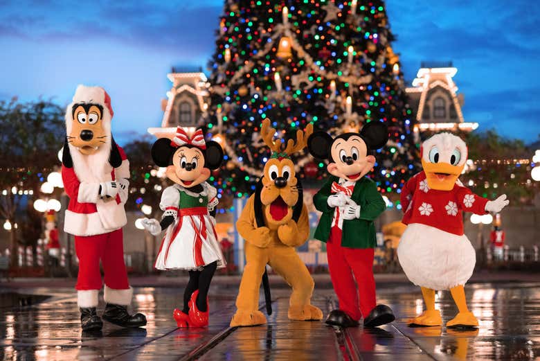 Personajes Disney luciendo trajes navideños