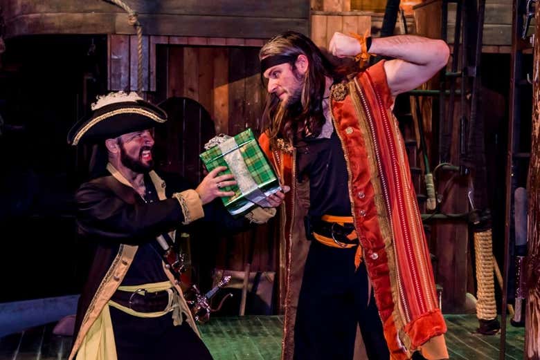 Pirati durante lo spettacolo sulla barca