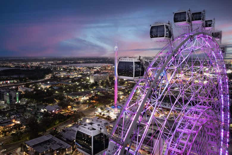 The Orlando Eye iluminada en la noche