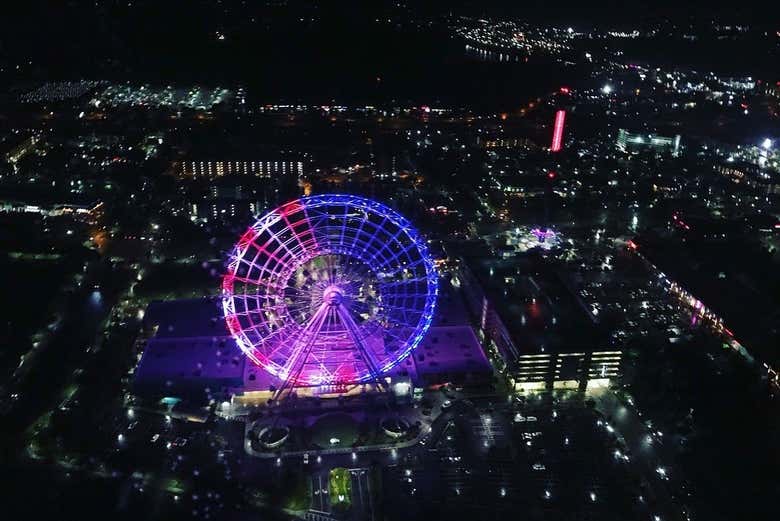 Roda-gigante do Icon Park à noite