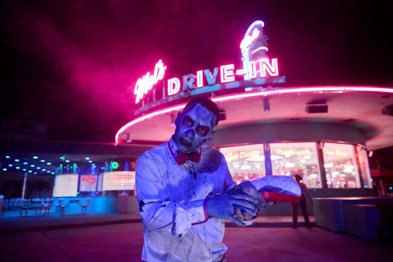 Sobrevivid a las hordas de zombis en el escenario nocturno