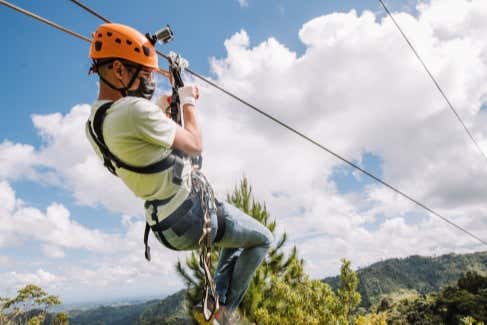 Glissez sur la tyrolienne du Toro Verde Eco Adventure Park
