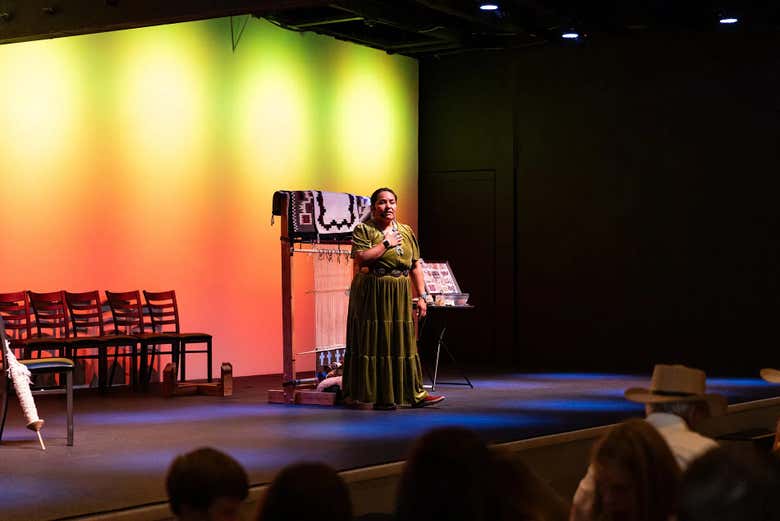 Una de las artistas navajas en el escenario