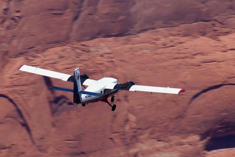 Avion léger survolant le désert d'Arizona