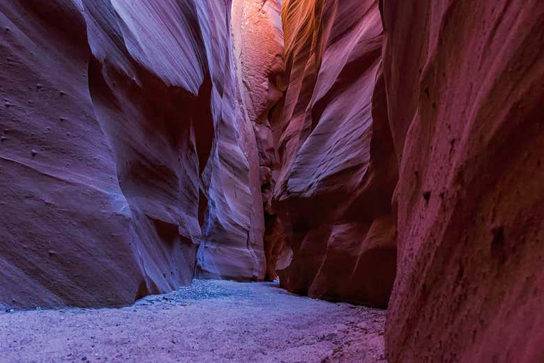 Corredor estrecho en la hendidura del cañón