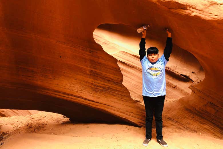 Un niño explorando uno rincones Valle del Antílope
