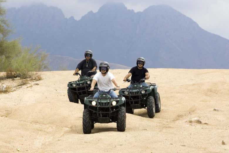 Recorriendo el desierto en quad